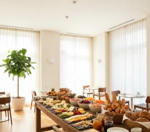 een lange tafel gevuld met verschillende soorten voedsel bij Balkan Apart in Hasköy