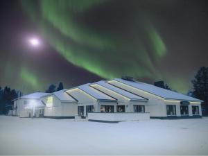 基蒂莱基蒂莱酒店的天空中可见极光的建筑