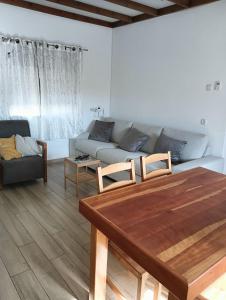 a living room with a couch and a table at צימר טיילת הכלנית in Ma'alot Tarshiha