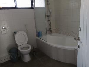a bathroom with a toilet and a bath tub and a toilet at צימר טיילת הכלנית in Ma'alot Tarshiha