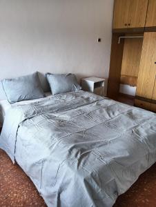 a bedroom with a large bed with blue pillows at צימר טיילת הכלנית in Ma'alot Tarshiha
