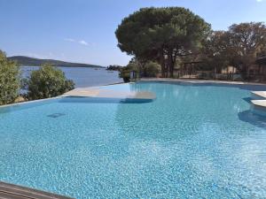 Swimmingpoolen hos eller tæt på T2 cozy terrasse 40 m2 et pergola