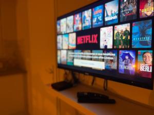 Un televisor de pantalla plana sobre una mesa. en Joli Studio proche CNPE du Blayais, en Saint-Aubin-de-Blaye