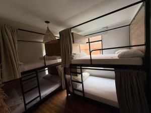 dois beliches em um quarto com janela em Trip Monkey Zona G em Bogotá mais 78 fotografias