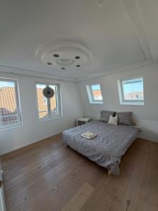 Voodi või voodid majutusasutuse Elegante Maisonette mit See-Panorama in Rorschach toas +11 fotot