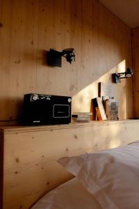 Postel nebo postele na pokoji v ubytování Parcel Tiny House Cave Nerot, au coeur des vignes près de Sancerre