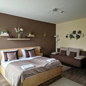 Postel nebo postele na pokoji v ubytování Fiore Wellness Apartman + 23 fotografií