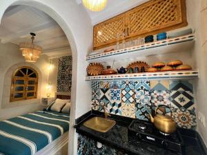 Η κουζίνα ή μικρή κουζίνα στο Riad Hania +38 φωτογραφίες