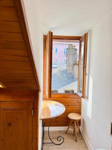 尚贝里Le Cocon du Centre - Home Cinéma & Calme的客房设有窗户、桌子和凳子