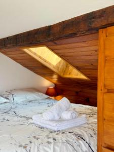 尚贝里Le Cocon du Centre - Home Cinéma & Calme的床上有一堆毛巾