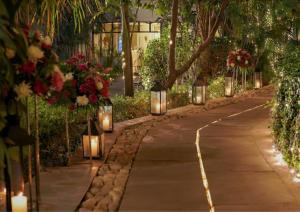 een pad met lichtjes, bloemen en bomen bij Narayana Sanctuary Resort by SALVUS in Rishīkesh