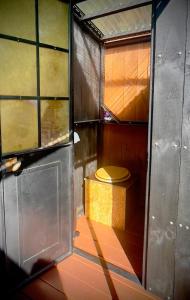 Un baño con un inodoro dentro de una puerta. en Cozy tiny house with view, en Thames 12 fotos más