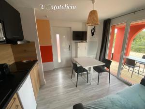 Μια τηλεόραση ή/και κέντρο ψυχαγωγίας στο logement piscine Porto Vecchio U Mateliciu