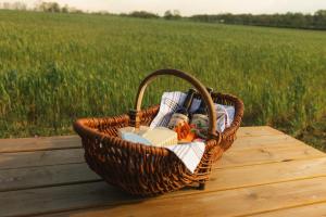 a basket sitting on a table next to a field at Parcel Tiny House Vallée, près de Verdun in Rarécourt +10 photos