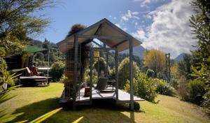 un cenador en medio de un patio en Cozy tiny house with view, en Thames