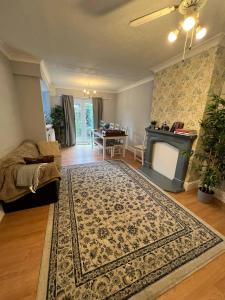 Istumisnurk majutusasutuses Cozy 2 Bedroom Home in Hucknall, Perfect for a Relaxing Getaway