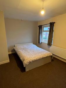 Voodi või voodid majutusasutuse Cozy 2 Bedroom Home in Hucknall, Perfect for a Relaxing Getaway toas