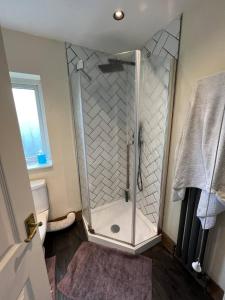 Vannituba majutusasutuses Cozy 2 Bedroom Home in Hucknall, Perfect for a Relaxing Getaway