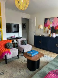 ein Wohnzimmer mit Sofa und Tisch in der Unterkunft Stylish One Bedroom Apartment in Central Potton in Potton