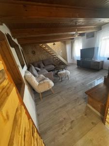 ChvojnicaChata Pavlinka的客厅里有一张沙发和一张桌子。