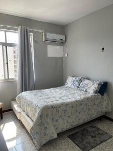 a bedroom with a bed and a air conditioner at Apartamento aconchegante in Belém +9 photos