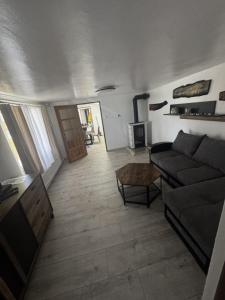 ChvojnicaChata Blazenka的客厅里有一张沙发和一张桌子。