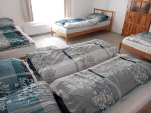 ChvojnicaChata Blazenka的一间有三张床的房间