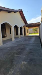 an empty parking lot in front of a building at Casa Verão Cananéia in Cananéia