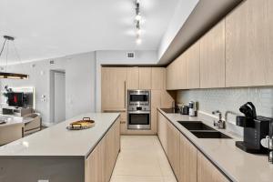 Kuchyň nebo kuchyňský kout v ubytování Splendid Resort - Oceanview 1BDR & 1BA Apt Right on the Beach, Heated pool, GYM