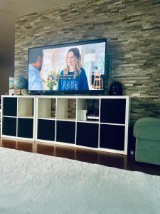 Μια τηλεόραση ή/και κέντρο ψυχαγωγίας στο Dukes View -explore Haspengouw & surrounding towns