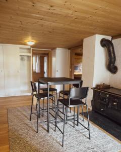 レンクにあるFerienwohnung Metschのテーブルと椅子のあるダイニングルーム +7枚の写真