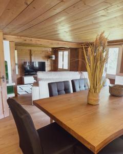 レンクにあるFerienwohnung Metschの木製のテーブルと椅子のあるダイニングルーム