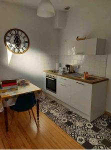 a kitchen with a counter and a table in it at F1 indépendant dans pavillon proche centre-ville in Bourg-lès-Valence