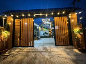 une porte ouverte avec des lumières sur un bâtiment dans l'établissement Homestay Gio bien, à Ấp Ngọc Hải