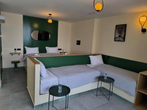 1 dormitorio con 1 cama, 2 mesas y 1 sofá en YaYaCaSa, en Tánger