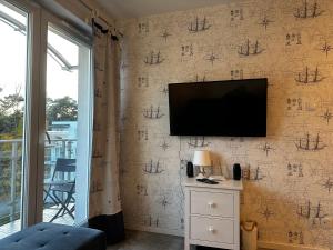 Μια τηλεόραση ή/και κέντρο ψυχαγωγίας στο Urlaub für Paare direkt am Meer