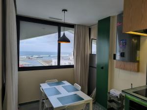 Una cocina con mesa y vista al mar. en YaYaCaSa, en Tánger