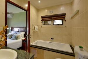 Koupelna v ubytování Ngwenya Lodge