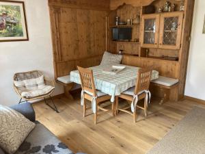 a dining room with a table and chairs at Casa Borgovillanuova in Laggio