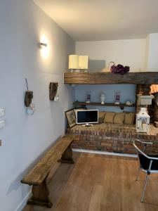 I CARCIONI Infinity Pool في بيلجيراتي: غرفة معيشة مع أريكة وجلسة خشبية +26 صورة