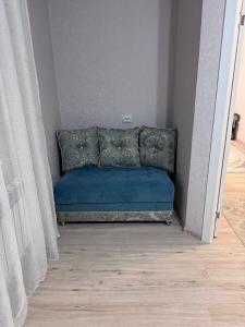 Posezení v ubytování Посуточно 1 комнатная Драмтеатр, школа НИШ, спорт комплексы Жекпе жек, теннисный центр, легкоатлетический центр, центральный бассейн, ЖК Park city, ТЦ MAXI MALL + 3 fotografie