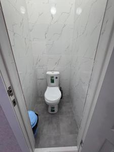 Koupelna v ubytování Посуточно 1 комнатная Драмтеатр, школа НИШ, спорт комплексы Жекпе жек, теннисный центр, легкоатлетический центр, центральный бассейн, ЖК Park city, ТЦ MAXI MALL