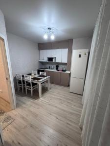 Kuchyň nebo kuchyňský kout v ubytování Посуточно 1 комнатная Драмтеатр, школа НИШ, спорт комплексы Жекпе жек, теннисный центр, легкоатлетический центр, центральный бассейн, ЖК Park city, ТЦ MAXI MALL