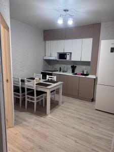 Kuchyň nebo kuchyňský kout v ubytování Посуточно 1 комнатная Драмтеатр, школа НИШ, спорт комплексы Жекпе жек, теннисный центр, легкоатлетический центр, центральный бассейн, ЖК Park city, ТЦ MAXI MALL