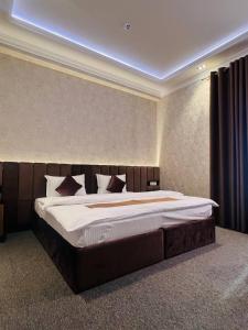 Postel nebo postele na pokoji v ubytování Transit Hotel