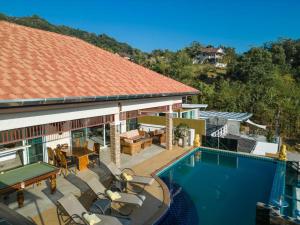 une vue aérienne d'une maison avec piscine dans l'établissement Luxury Seaview Villa, Infinity Pool, Sunset, à Karon Beach