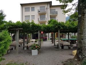 朱比亚斯科圣约伯酒店的一栋建筑，前面有一堆长椅