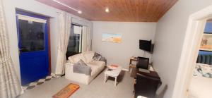 TV a/nebo společenská místnost v ubytování Blue Door Apartment Main St, Carrigart, F92HC04