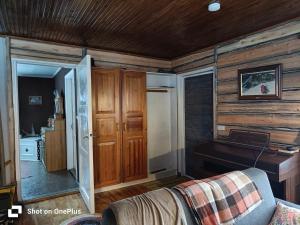 un soggiorno con divano e scrivania di Hirsimökki 