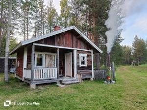 una piccola casa con fumo che esce da lì di Hirsimökki 